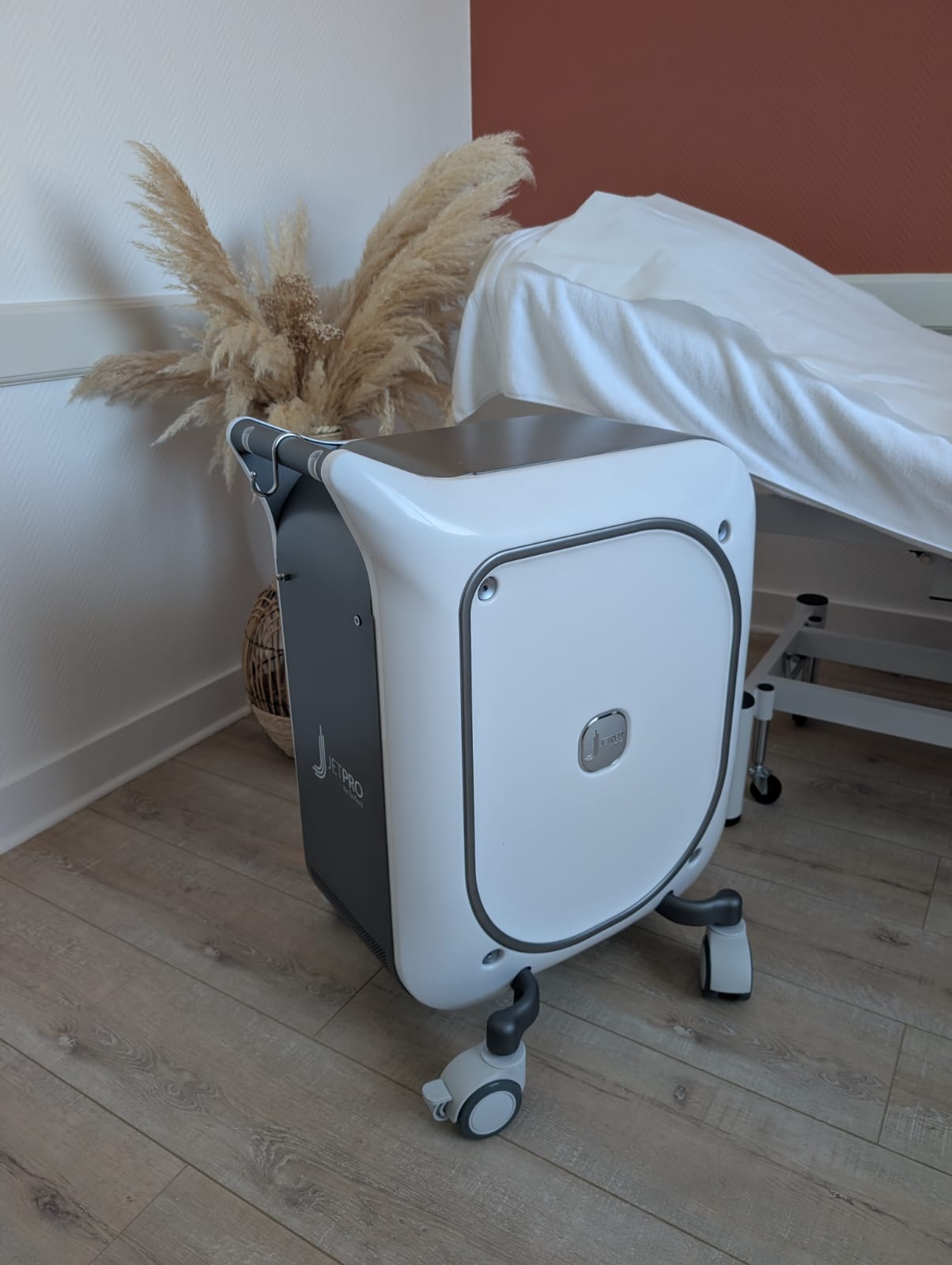 Appareil JetPro by TavTech pour les soins Jet Peel du cabinet Poesia