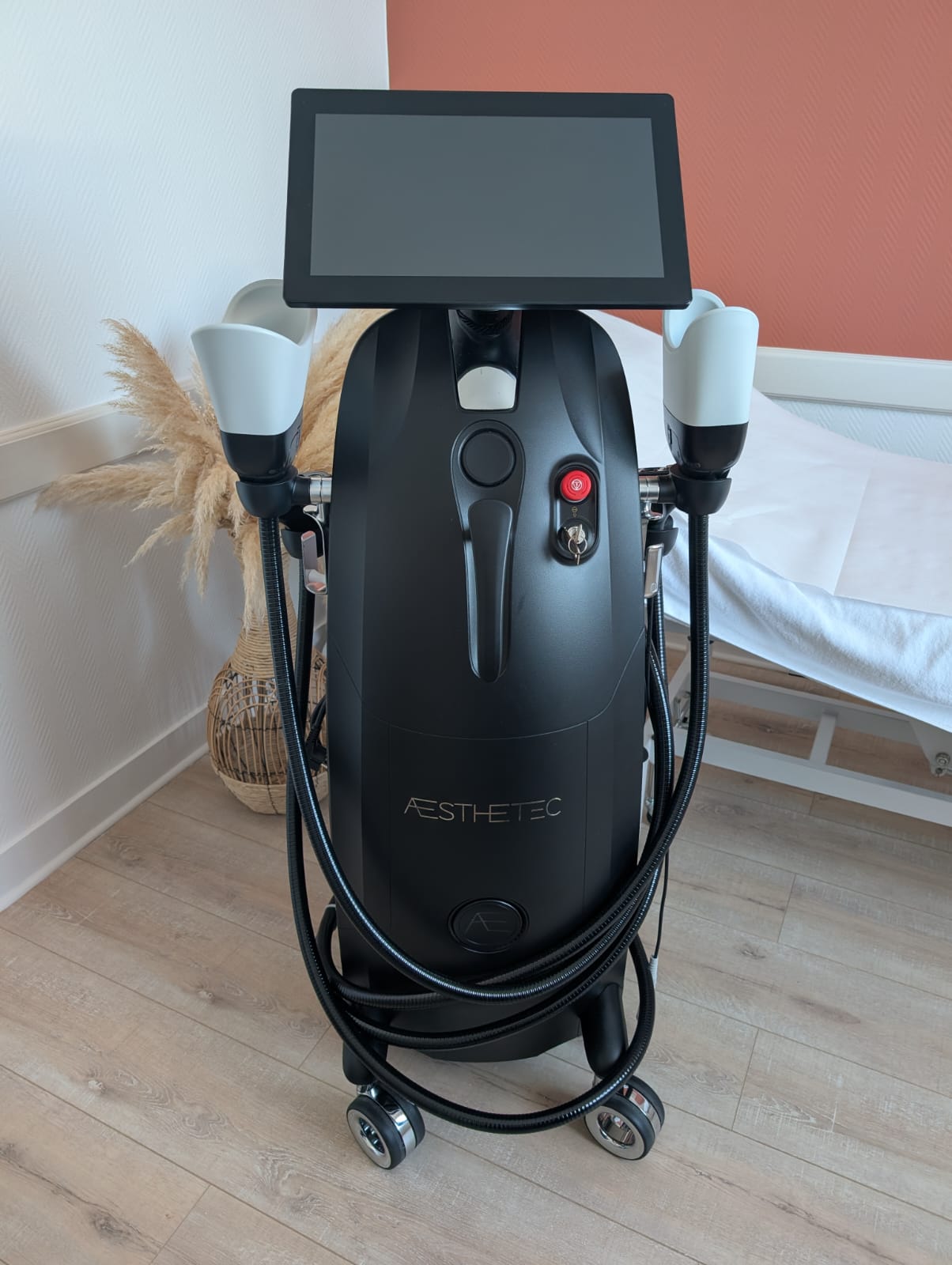 Appareil Aesthetec d'épilation laser et de cryolipolyse du cabinet Poesia